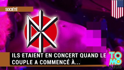 Lors du concert des Dead Kennedys, un couple le fait sur scène