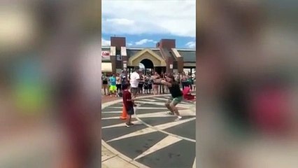 Cuando diviertes a los niños y se te cae una pistola