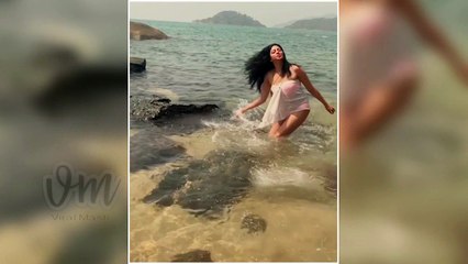 Video herunterladen:  F.I.R actress Kavita Kaushik sets the temperature soaring in a hot bikini 2018