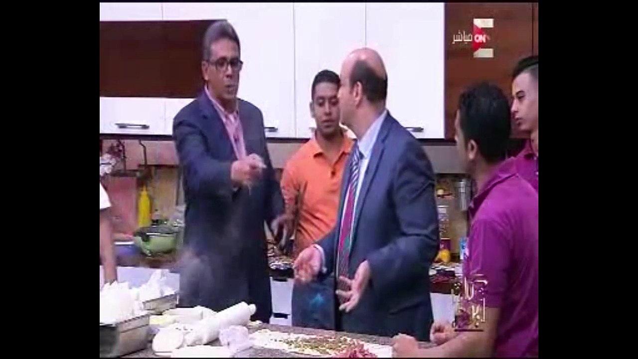 عمرو أديب يصنع فطيرة على الهواء