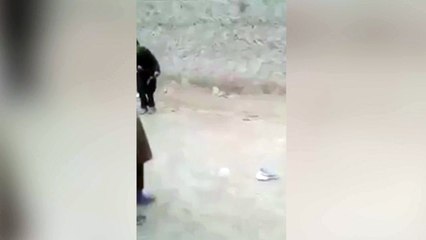 El peligroso juego de estos niños pakistaníes