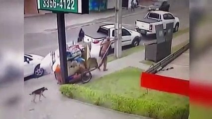 Este mendigo está bendecido se salva por milímetros