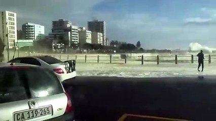 Impresionante oleaje en Ciudad del Cabo Sudáfrica