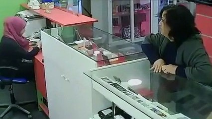 Ladrona en acción charla  y roba de una vitrina un  móvil nuevo