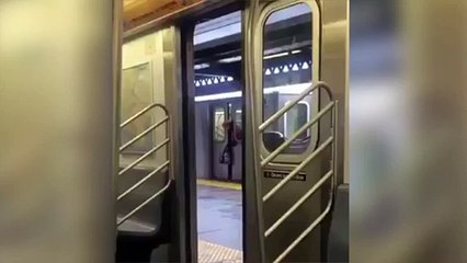 Nadie ayuda a esta señora en apuros en el metro