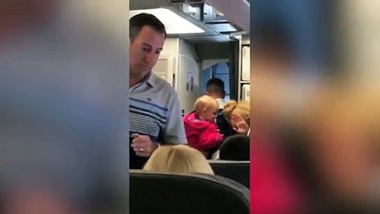 Empleado de American Airlines desafía a pasajero a pegarle