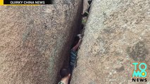 Une femme se retrouve coincée entre deux pierres géantes à cause de ses fesses et sa poitrine