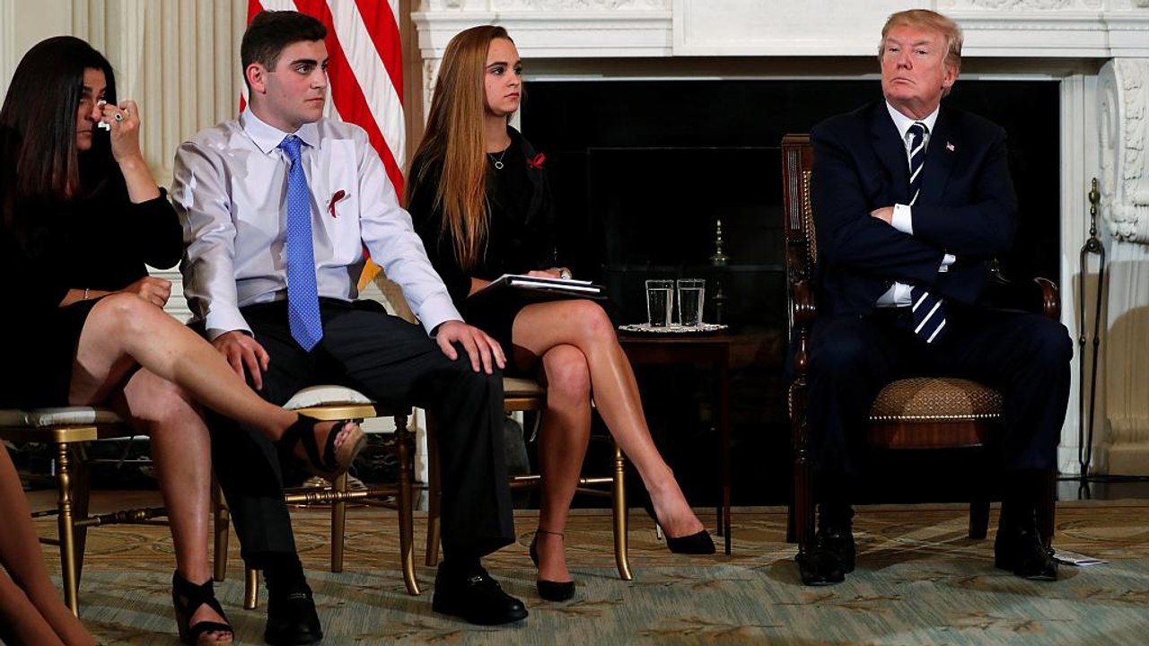 Trump will Lehrer bewaffnen, um Schulmassaker 'schneller zu beenden'