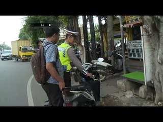 Download Video: Trik Curang Pria Ini Biar Lancar Melanggar Lalu Lintas Depan Polisi - 86