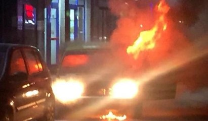 Alev topuna dönen araçtan son anda atladı