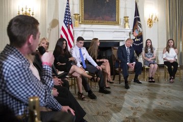 Trump, Silahlı Saldırının Yapıldığı Lisenin Öğrencileriyle Bir Araya Geldi