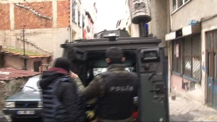 Beyoğlu'nda sobasını yakmak için kömürlüğe inen kadın el bombası buldu