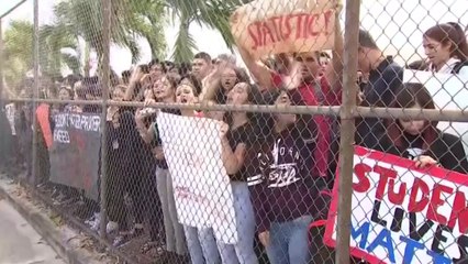 美 플로리다 총격 고교생들 시위..."상식적인 총기법을 원한다" / YTN