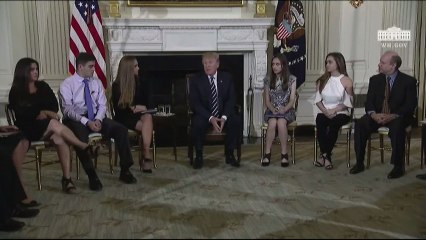 Trump promete una solución para evitar los tiroteos