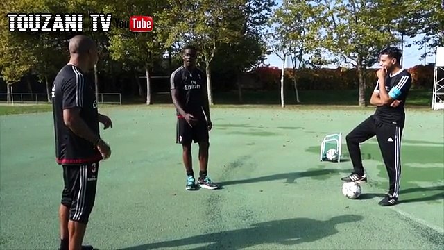 Le freestyleur Soufiane Touzani passe un petit pont à Mario Balotelli