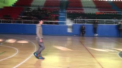 Artvin Kaçaklar Sınır Dışı Edilmeyi Basket Maçı Oynayarak Bekledi