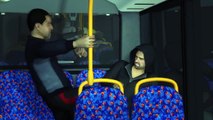 Un homme se fait défenestrer d'un bus a deux étages à Londres (VIDEO)