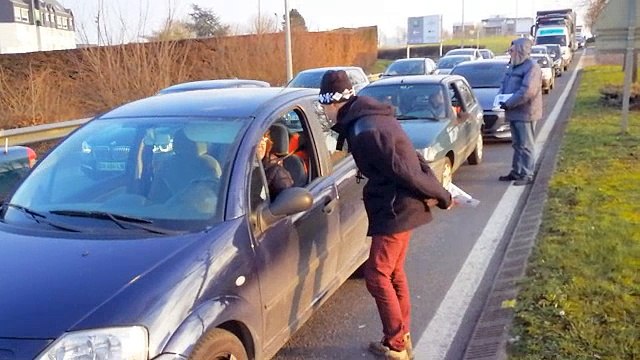 Agriculture : le rond point de l'Europe à Auxerre transformé en forum