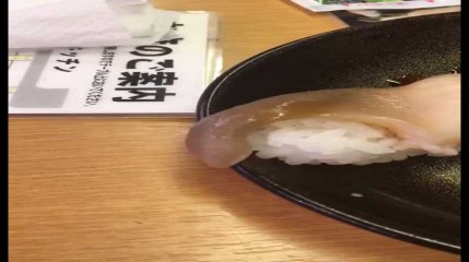 Il commande des sushis au restaurant, l'un d'eux est encore vivant