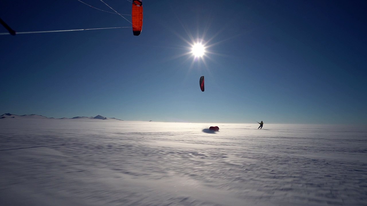 Kite surf sur la neige sous les vents de l'Antarctique pour Jean Burgun
