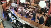 Angleterre : Une bagarre générale éclate dans un bar (vidéo)