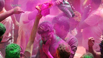 Des ouvriers indiens préparent les poudres colorées pour Holi