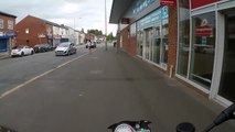 Un motard très honnête rend l’argent à une fille qui l’avait oublié au distributeur