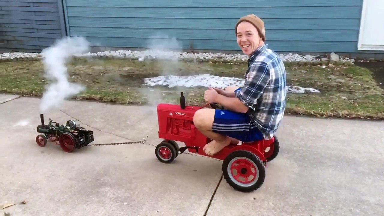 Une petite locomotive électrique tracte un humain