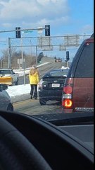 Une conductrice va dire deux mots à un conducteur... ou pas