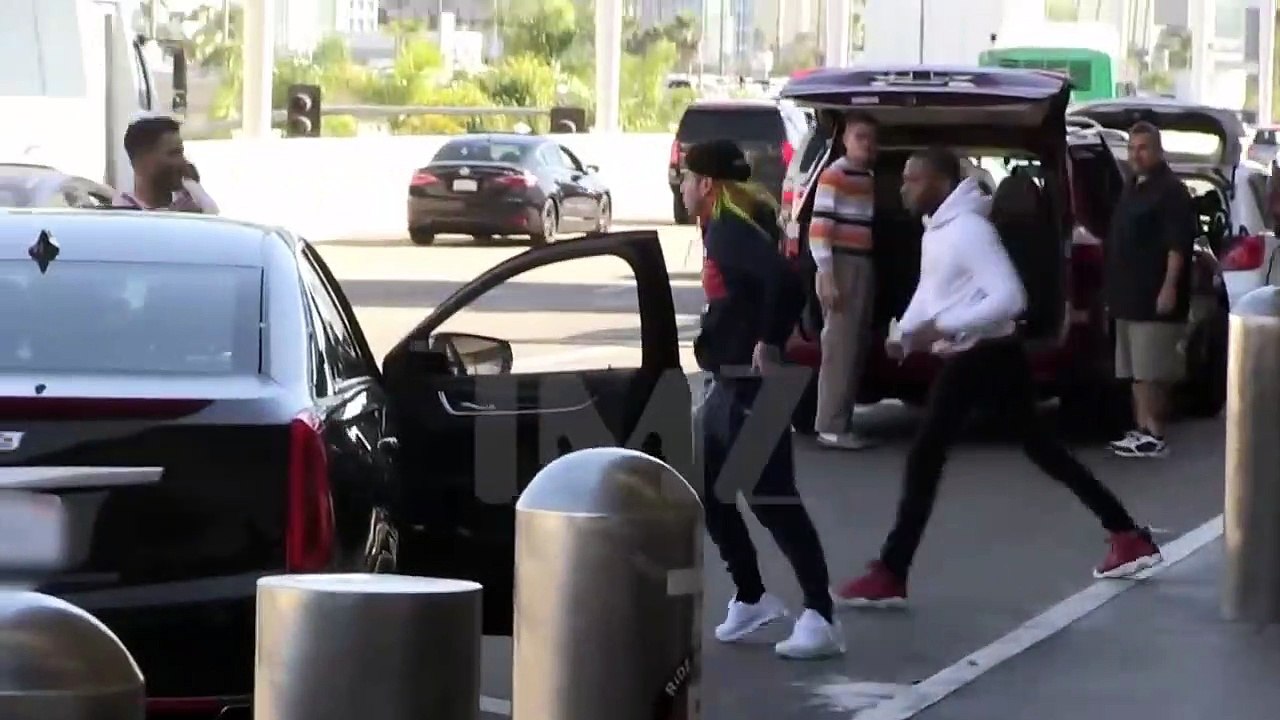 Le rappeur Tekashi69 se jette sur plusieurs gars venu l'embrouiller à l'aéroport de L.A... Chaud le gars