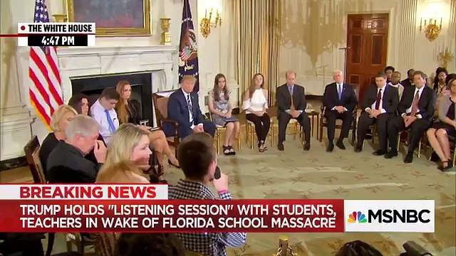 Reçu à la Maison Blanche par Donald Trump, un jeune homme, survivant de la fusillade de Floride, est bouleversé en évoquant son meilleur ami mort dans l'attaque