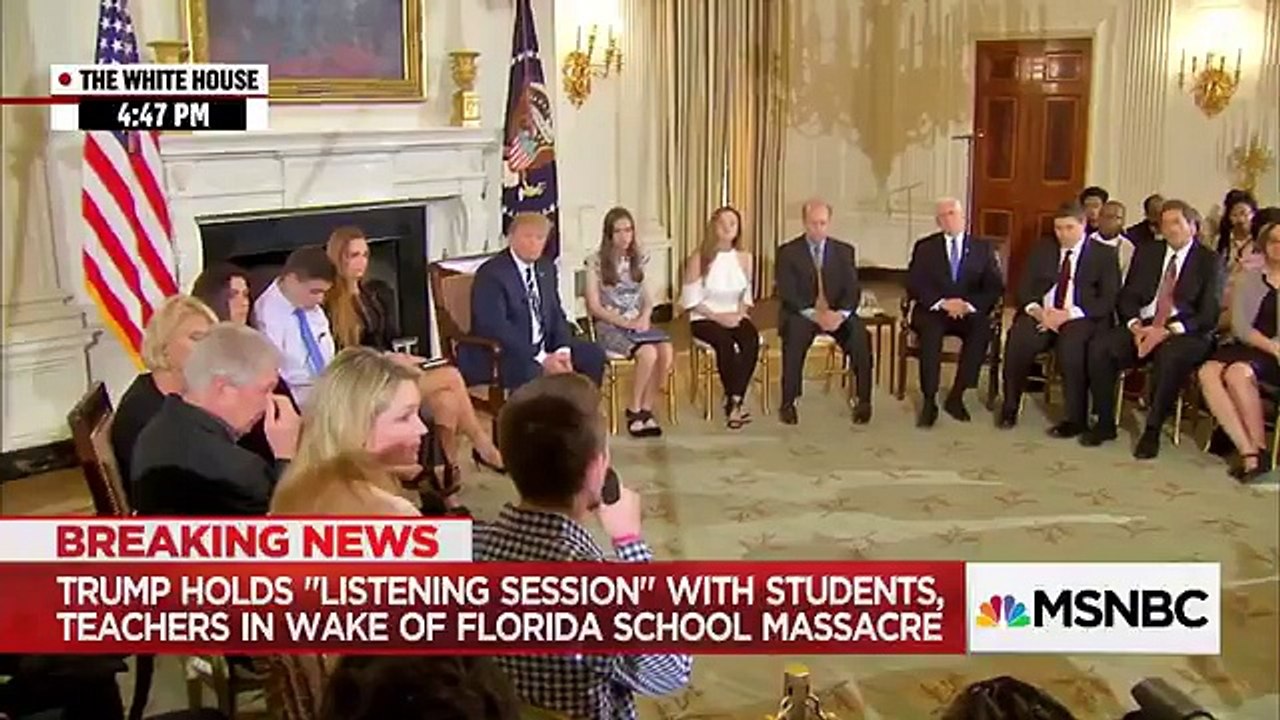 Reçu à la Maison Blanche par Donald Trump, un jeune homme, survivant de la fusillade de Floride, est bouleversé en évoquant son meilleur ami mort dans l'attaque