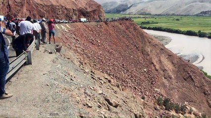Sube a 44 el número de muertos por accidente de bus en Perú