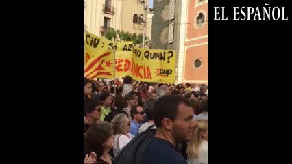 Abucheos a las puertas del colegio