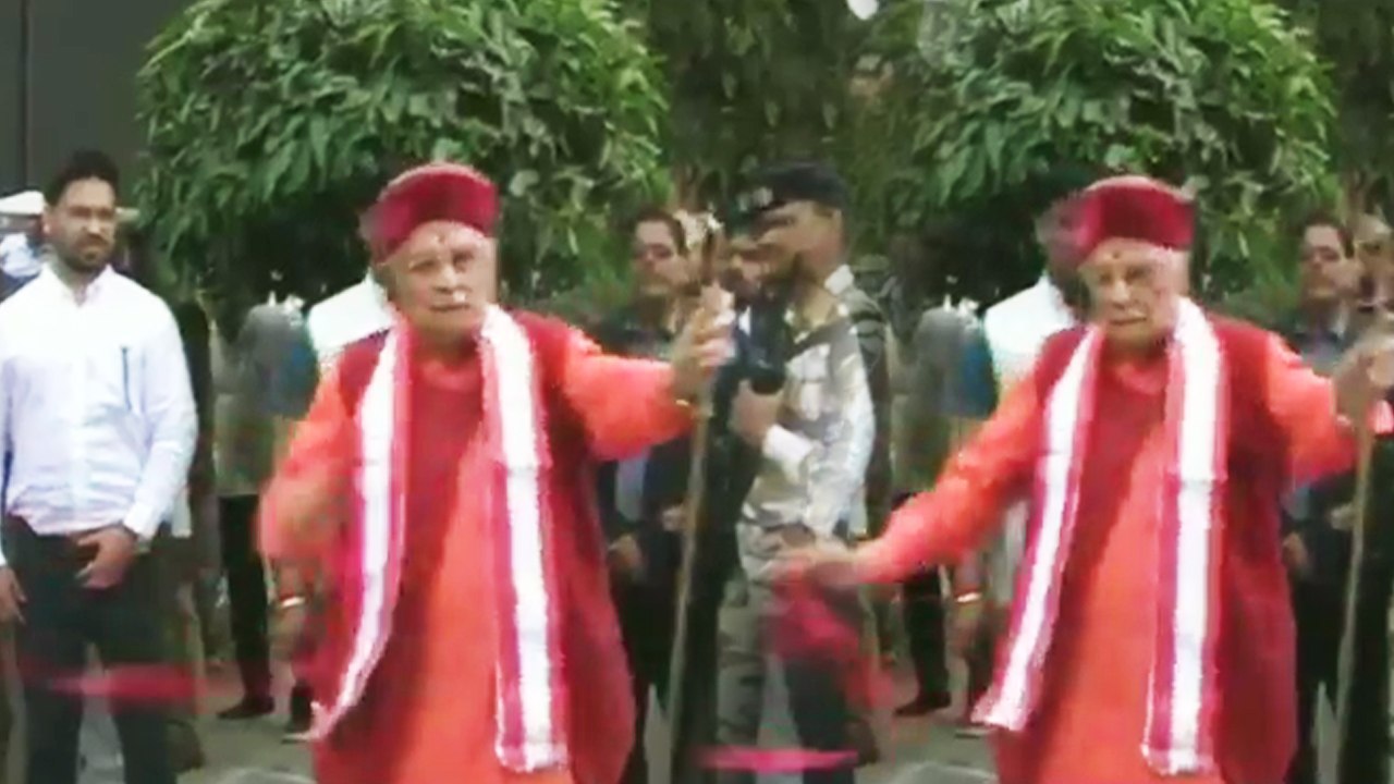 Murli Manohar Joshi gets angry during ribbon-cutting ceremony in Kanpur | Oneindia News