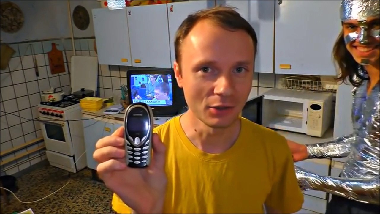 Ces abrutis font exploser un téléphone juste en l'approchant d'un micro-onde allumé porte ouverte