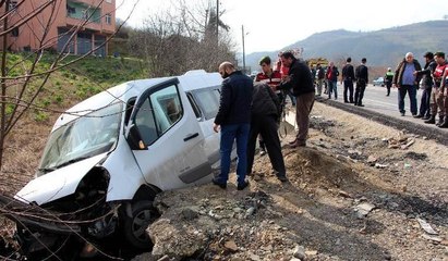 Kanser taramasından dönen köylüleri taşıyan minibüs devrildi: 9 yaralı