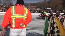 Pembalap Motor Berpacu di Atas Danau Es Beku