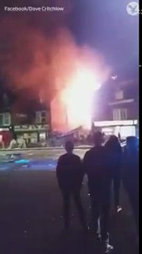 Les images de la très impressionnante explosion cette nuit dans la ville de Leicester, dans le centre de l'Angleterre