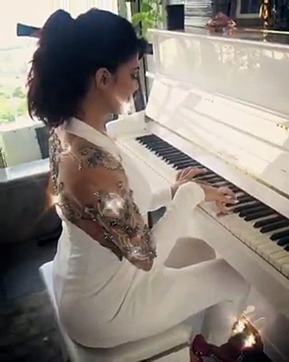 Jacqueline playing pyano