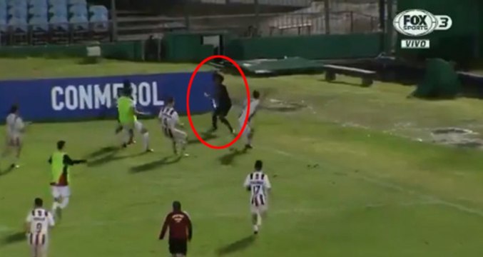 Genç Futbolcu Angelo Preciado Kendisini Kovalayan Rakip Futbolcuları Korner Direği İle Savuşturdu