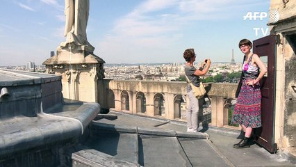 Turistas retornam a Paris