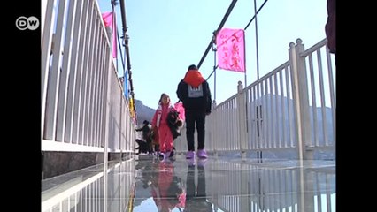 Nova ponte de vidro chinesa provoca misto de empolgação e medo em visitantes