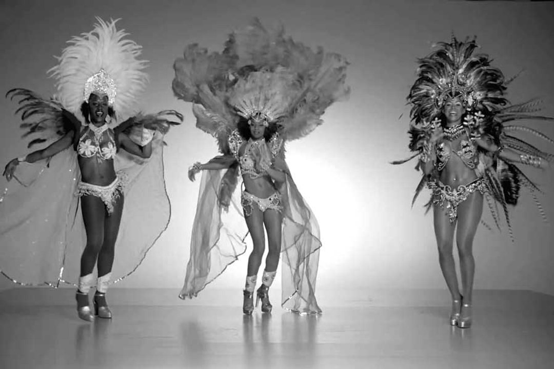 Samba-Tänzerinnen in schwarz-weiß von Copacabana Sambashow Berlin