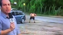 Homem abaixa as calças e mostra bunda durante reportagem da Globo