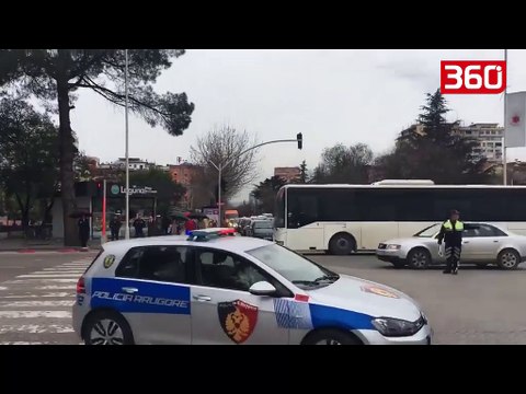 Skandali në mes të Tiranës, polici ndalon ambulancën se do kalojë eskorta qeveritare (360video)