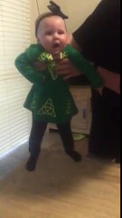 Danse traditionnelle Irlandaise de ce bébé énergique LOL
