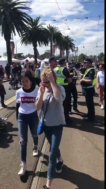 Déguisés en mouettes ils volent le sandwich de policiers !! ou essayent..