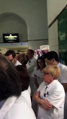 Hospital Clínico de Barcelona: el personal se reúne en el vestíbulo todos los miércoles para apoyar a los golpistas