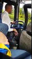 Ce chauffeur de bus n'a pas envie de s’abîmer les ongles... Tordant